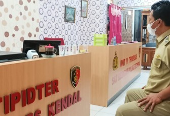 Kepala Desa Kebonagung kecamatan Ngampel, Widodo, dan 2 orang penyanyi yang dihadirkan dalam pentas musik Agustusan, Senin(23/8/2021).