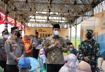 Bupati, Dandim serta Kapolres Kendal, AKBP Yuniar Ariefianto Saat Mengunjungi Vaksinasi Petani di desa Dempelrejo Kecamatan Ngampel