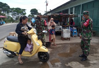 Babinsa Mengajak Warga Patuhi Prokes