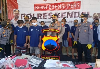 Kapolres Kendal AKBP Yuniar Ariefianto dalam acara Press Conference di halaman Mapolres Kendal, Senin (30/8/2021).