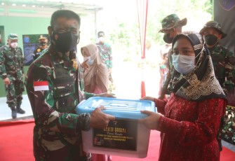 Bedah Rumah Bakti Sosial YTP Yonif R 641/Bru