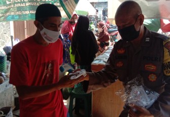 Anggota Polsek Brangsong Melaksanakan Kegiatan Pasar Sehat dan Pembagian Masker Kepada Pengunjung Pasar 