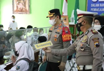 Kapolres Kendal monitoring di Madrasah Aliah Negeri(MAN) Kendal yang menggelar acara vaksinasi satu bagi siswa –siswi dan guru, sekaligus pembentukan Posko Sekolah Sehat di sekolahan di Jalan Raya Bugangin Kendal, Selasa (15/09/2021).