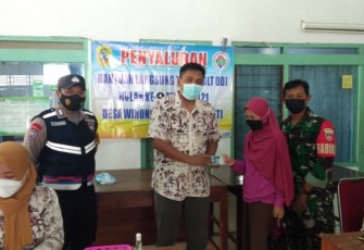 Kades Winong simbolis menyerahkan BLT DD