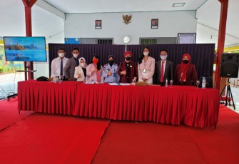 Wasekjen DPN Peradi foto bersama di Lapas kelas II Wanita Semarang Kamis 16/9/2021