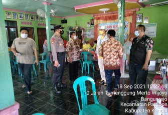 Kepolisian Sektor Patebon memantau pelaksanaan Vaksinasi warga masyarakat wilayah Kecamatan Patebon yang diselenggarakan di MTS NU 24, Balai Desa  Bangunrejo, SMKN 1 Kendal, SMKN 2 Kendal dan kantor DPC PDIP Kendal , Sabtu (18/9/2021).