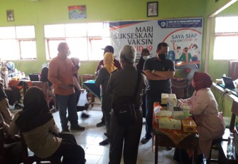 Bhabinkamtibmas Desa Penaruban melaksanakan pemantauan vaksinasi dosis 1 dan 2 sinovac kepada masyarakat desa Penaruban dan siswa SMP dan MTs Muallimin Weleri Kec. Weleri Kabupaten Kendal. Bertempat di SMP Muallimin Kecamatan Weleri Minggu (19/09/2021).