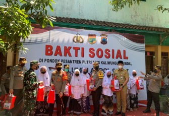 Kapolda Jateng Irjen Pol Ahmad Luthfi meninjau kegiatan Alumni Akpol 97 Wira Pratama berbakti, dalam kegiatan Baksos di pondok pesantren ARIS, Kampung Saribaru, RT 01 RW 06, Desa Krajankulon, Kecamatan Kaliwungu, Kabupaten Kendal, Senin (20/9/21).