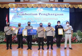 Kapolda Jateng, Irjen Pol Ahmad Luthfi foto bersama saat menghadiri puncak perayaan HUT Lalu Lintas Bhayangkara ke 66 yang digelar di gedung Borobudur, Mapolda Jateng, Rabu (22/9)