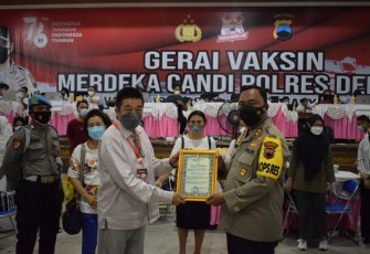 Kapolres Demak memberikan penghargaan kepada tim Nakes dari Yayasan Terang Bangsa Semarang.