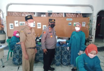 Kapolsek Brangsong kembali melakukan monitoring dan evaluasi terhadap pelaksanaan vaksin Covid-19 bersama Puskesmas Brangsong II dan Tim Satuan Tugas Percepatan Penanganan Covid-19 . 