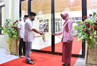 Kapolda Jateng menggunting rangkaian bunga tanda diresmikannya Masjid "Maos Mawardi" Cilacap 