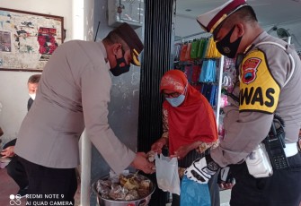 Kompol Donny  memborong dagangan Hidayah.