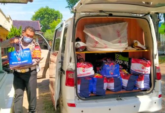 Sat Lantas Polres Pekalongan Kota terus melaksanakan kegiatan humanis dan simpatik dengan membagikan paket sembako kepada warga yang terdampak Covid-19.