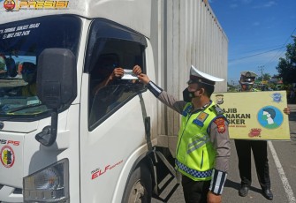 Polres Mukomuko Sebar Stiker Imbau Prokes dan Bagi Masker