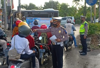 Dikmas Lantas Polres Kendal dalam rangla Operasi Patuh Candi 2021 melakukan kegiatan penerangan  serta menyebar brosur di sepanjang Jalan Tentara Pelajar wilayah hukum Polres Kendal pada Selasa (28/9/2021)