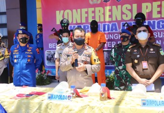 Kapolda Jateng Irjen Pol Ahmad Luthfi dengan didampingi Dirpolair Polda Jateng, Kombes Pol. R. Setijo Nugroho H.H.P., S.I.K., menyampaikan keberhasilan Ditpolair Polda Jateng dalam Mengungkap penyelundupan Benih Bening Lobster, diwilayah Hukum Polda Jateng, di Halaman Kantor Ditpolair Polda Jateng