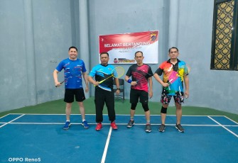Kombes Pol Agus Suryonugroho foto bersama  AKBP Alfian Nurrizal, Kabid TIK Polda Jateng, Kabidhumas, Kombes M Iqbal Alqudusy dan Dirsabhara, Kombes Joko Susilo di GOR Badiminton Sabhara, Kalisari Rabu malam 29/9/2021 