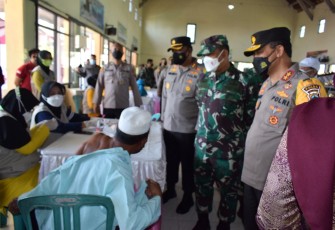 Kapolda Jateng Irjen Pol Ahmad Lutfi bersama Pangdan IV Diponegoro Mayjend TNI Rudianto meninjau pelaksanaan vaksinasi Covid-19 untuk masyarakat di Kabupaten Demak