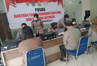 Polres Bengkulu Salurkan Bantuan Tunai Kepada Pedagang Kaki Lima dan Warung