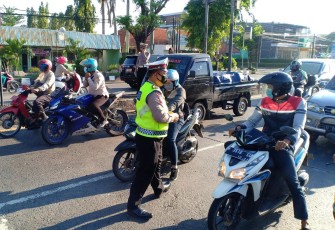Satlantas Polres Kendal melaksanakan kegiatan Pendidikan masyarakat (Dikmas) Lantas dalam rangka Ops Patuh Candi 2021 di wilayah hukum Polres Kendal. Bertempat di Jalan lingkar Purin dan Jalan lingkar Kota Kendal. Jum'at (30/09/2021) 