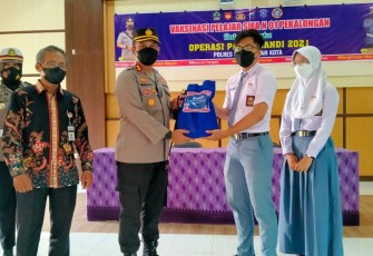 Kapolres Pekalongan Kota, Berikan Sembako kepada Pelajar Yang Telah Melaksanakan Vaksin Dalam Rangka Ops Patuh Candi 2021.
