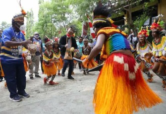 Ganjar diajak menari dan bernyanyi Burure, tarian dan lagu khas Papua