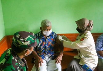 Korem 071/WK  Vaksinasi Lansia  Secara Door to Door 