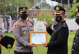 Kapolres Kendal foto bersama saat Upacara Corp Raport  Dan Wisuda Purna Bhakti Anggota Polres Kendal