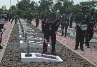 Kapolres Kendal AKBP Yuniar Ariefianto melaksanakan ziarah dan tabur bunga di Taman Makam Pahlawan (TMP) Kusuma Jati Kendal Jawa Tengah, Senin, (4/10/2021).