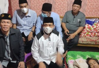 Erni Megawati dibesuk oleh Wakil Walikota Bengkulu Dedy Wahyudi bersama anggota DPRD Kota Bengkulu Bambang Hermanto dan Sudisman didampingi Camat Singaran Pati Alex