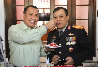 Diberi Surprise Party, Pangdam IV / Dip Malah Suapi Kapolda Jateng