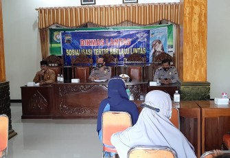 Kasat Lantas Polres Kendal AKP Hari Condro SH SIK MH bersama anggota unit Kamsel Lantas Polres Kendal melaksanakan sosialisasi Pendidikan Masyarakat Bidang Lalu Lintas (Dikmas Lantas) khusus kepada Ikatan Keluarga Lestari Desa Parakan yang dilaksanakan di Aula Balaidesa Parakan, Jumat (8/10/2021)