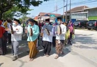 Puluhan warga Desa Guntur, mendatangi lokasi Gerai Vaksinasi di kantor kecamatan, dengan diiringi musik rebana, Jumat (8/10) siang.