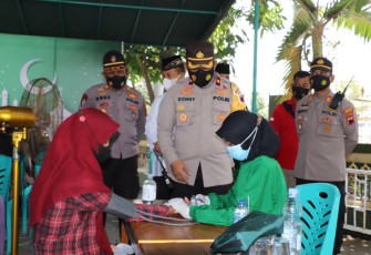 Wakapolres Kendal Kompol Donny Eko Listianto memantau pelaksanaan vaksinasi ibadah di Halaman Masjid Al Muttaqin Kaliwungu Jumat 08 oktober 2021. 