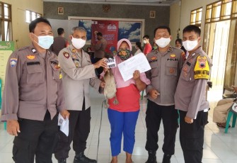 Personil Polsek Pekalongan Utara foto bersama dengan Warga yang mendapat Doorprize Bebek dan Sembako 