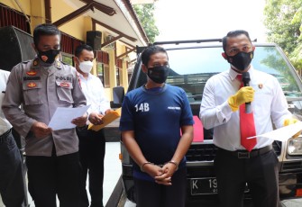 Kasat Reskrim Porles Kendal AKP Daniel A Tambunan saat konfrensi pers terkait Mantan Kades di Kendal Curi Mobil Sampah 