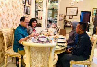 Gubernur Akademi Angkatan Laut (AAL) Mayjen TNI (Mar) Nur Alamsyah, S.E., M.M., M.Tr (Han) didampingi Ketua CBS Jalasenastri AAL, Ny. Ayu Nur Alamsyah, sowan kepada Gubernur AAL dan Ketua CBS AAL