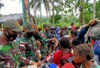 Pembagian sembako untuk warga