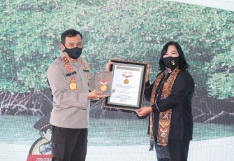 Kapolda Jateng Irjen Pol Ahmad Luthfi menerima penghargaan dari MURI
