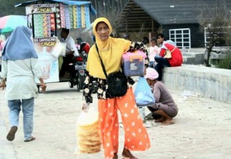 Perjuangan Di Usia Senja, Nenek Supiah Si Tulang Punggung Keluarga Menggali Rezeki Dipinggiran Pantai