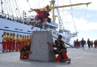 KRI Bima Suci di Nias , disambut tarian Sekapur Sirih dan Atraksi Hombo Batu (Lompat Batu).