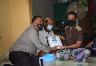 Kapolres Demak, AKBP Budi Adhy Buono Berikan Al Qur'an Braille Untuk Haris