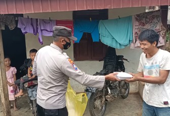 Jum’at Berkah, Polres Benteng Bagikan Nasi Kotak untuk Masyarakat Terdampak Pandemi
