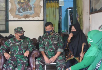 Jumat berkah, Dandim dan Ketua Persit kunjungi anggota