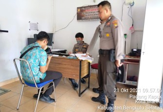 Korban saat melapor ke aparat kepolisian