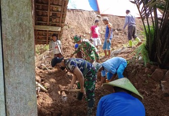 Tebing longsor timpa rumah warga