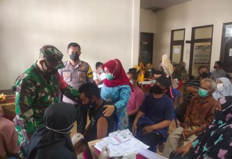 Kompak, Bhabinkamtibmas Polsek Maja dan Babinsa Selalu Hadir Pantau Pelaksanaan Vaksin di Desa Binaan
