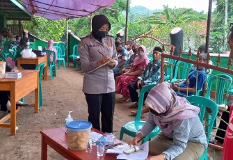 Briptu Iti Sulastri Polwan selaku Bhabinkamtibmas Desa Kulur Polsek Majalengka Kota Polres Majalengka laksanakan pengamanan sekaligus monitoring vaksinasi di desa binaanya
