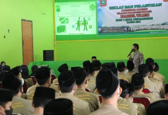 Humas Polres Pekalongan Kota saat sosialisasi Ajak Peserta Diklat Islamic Boarding School MAN I Etika Dalam Bersosmed